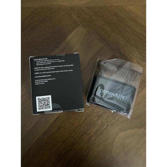 Dermablend Kabuki Body Brush - Picture 2 of 2